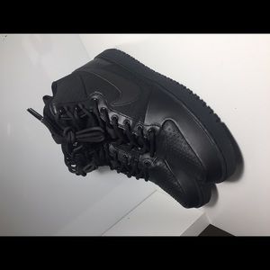 NIKE Court Borough Mid Winter